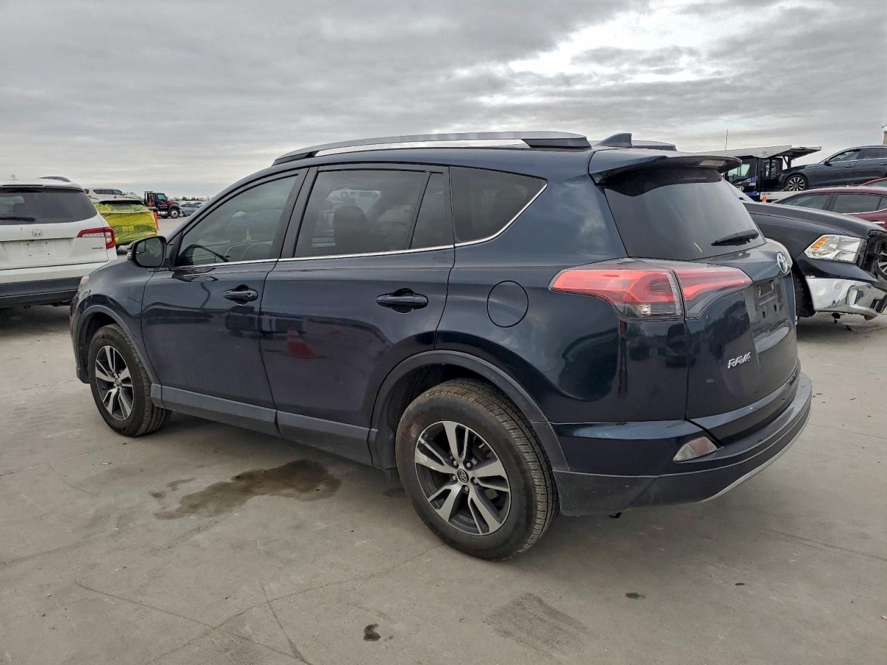 2017 TOYOTA RAV4 XLE photo 2