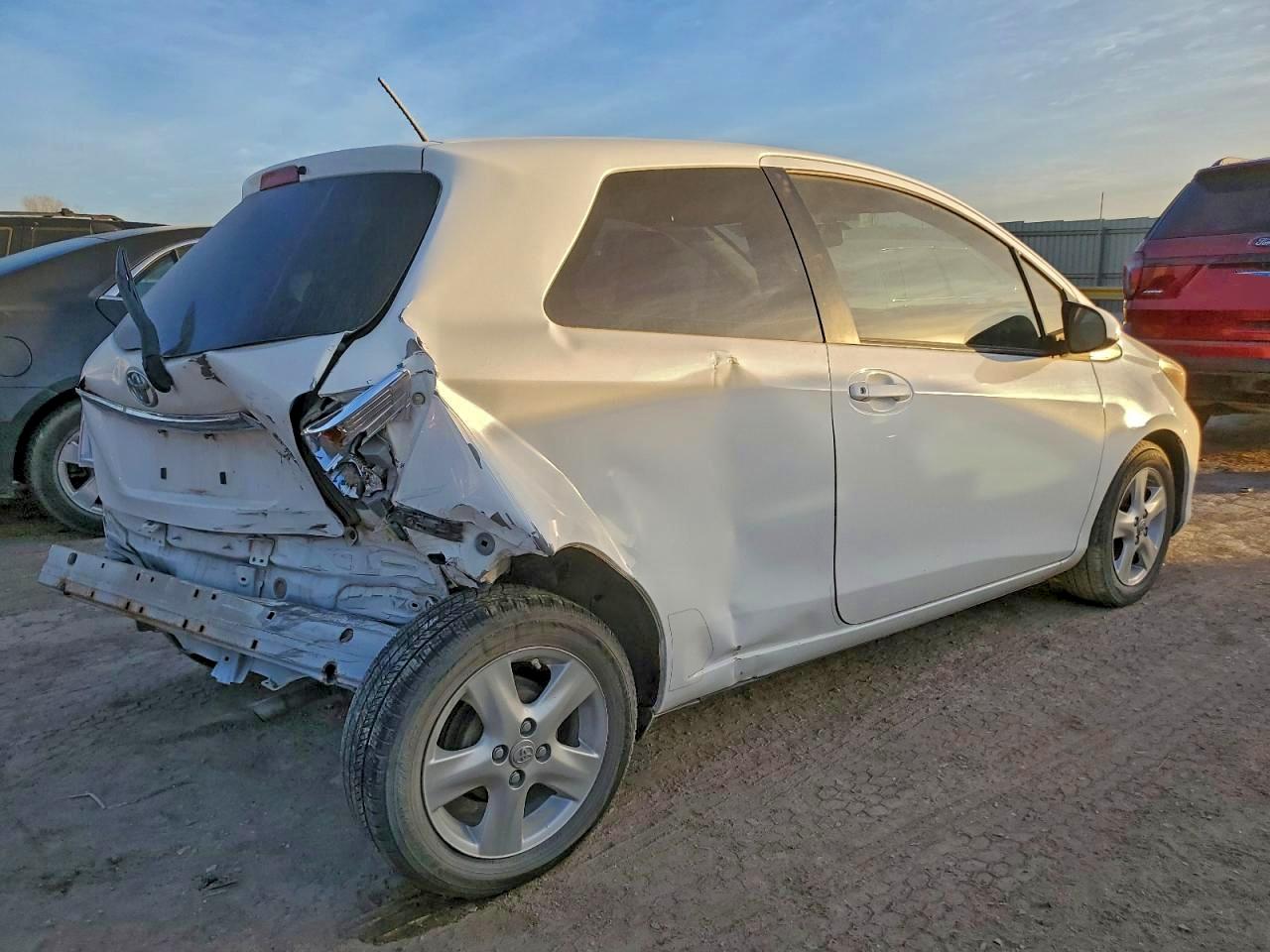 2014 TOYOTA YARIS photo 3