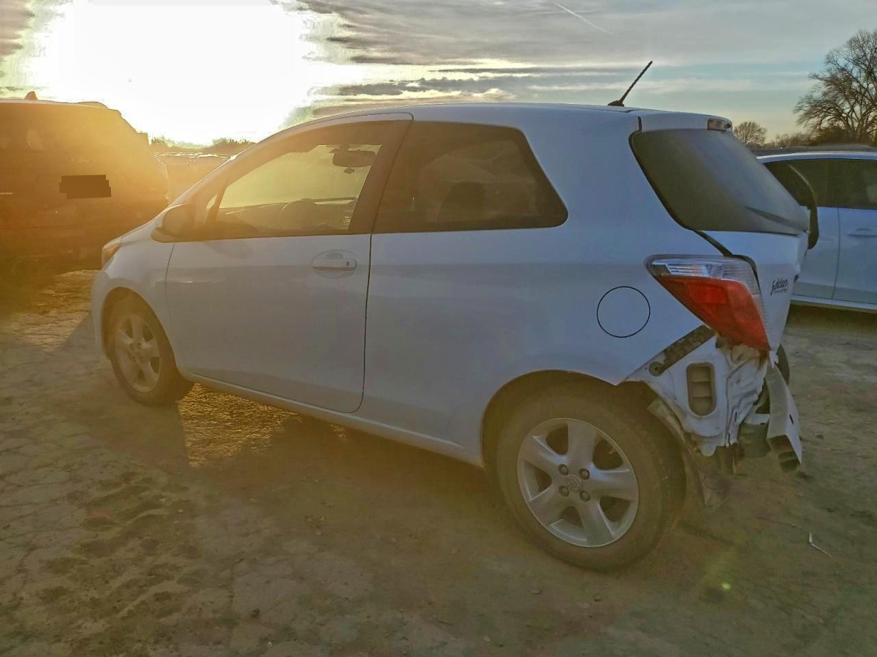 2014 TOYOTA YARIS photo 2