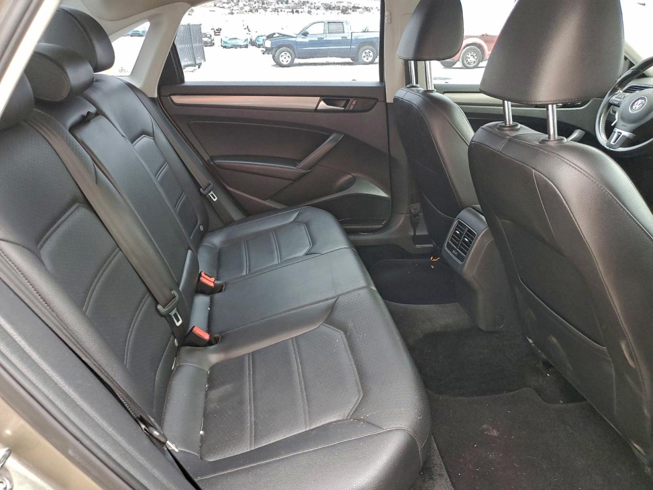 2015 VOLKSWAGEN PASSAT SE photo 28