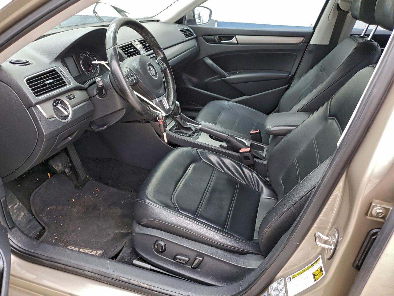 2015 VOLKSWAGEN PASSAT SE photo 19