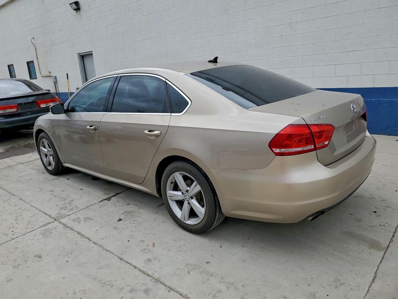2015 VOLKSWAGEN PASSAT SE photo 4