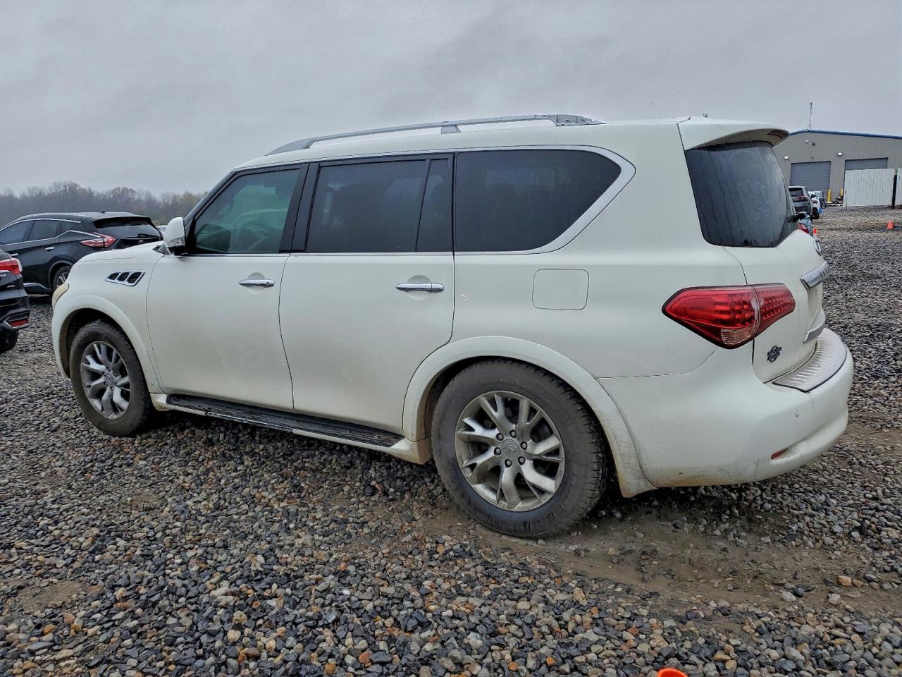 2012 INFINITI QX56 photo 3