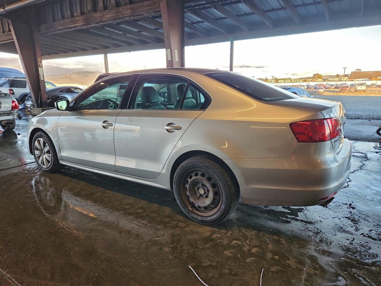 2013 VOLKSWAGEN JETTA SE photo 3