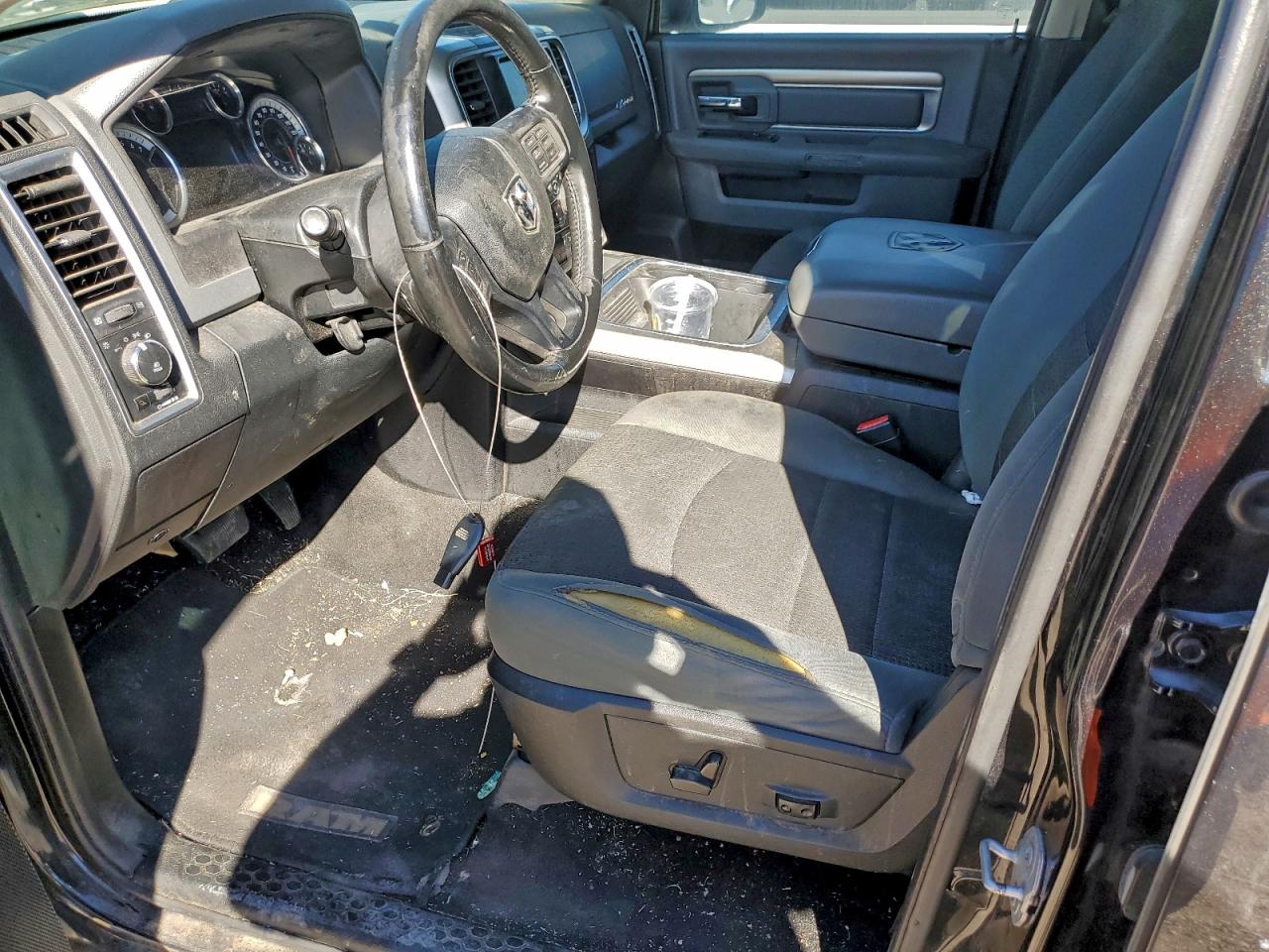 2016 RAM 1500 SLT photo 13