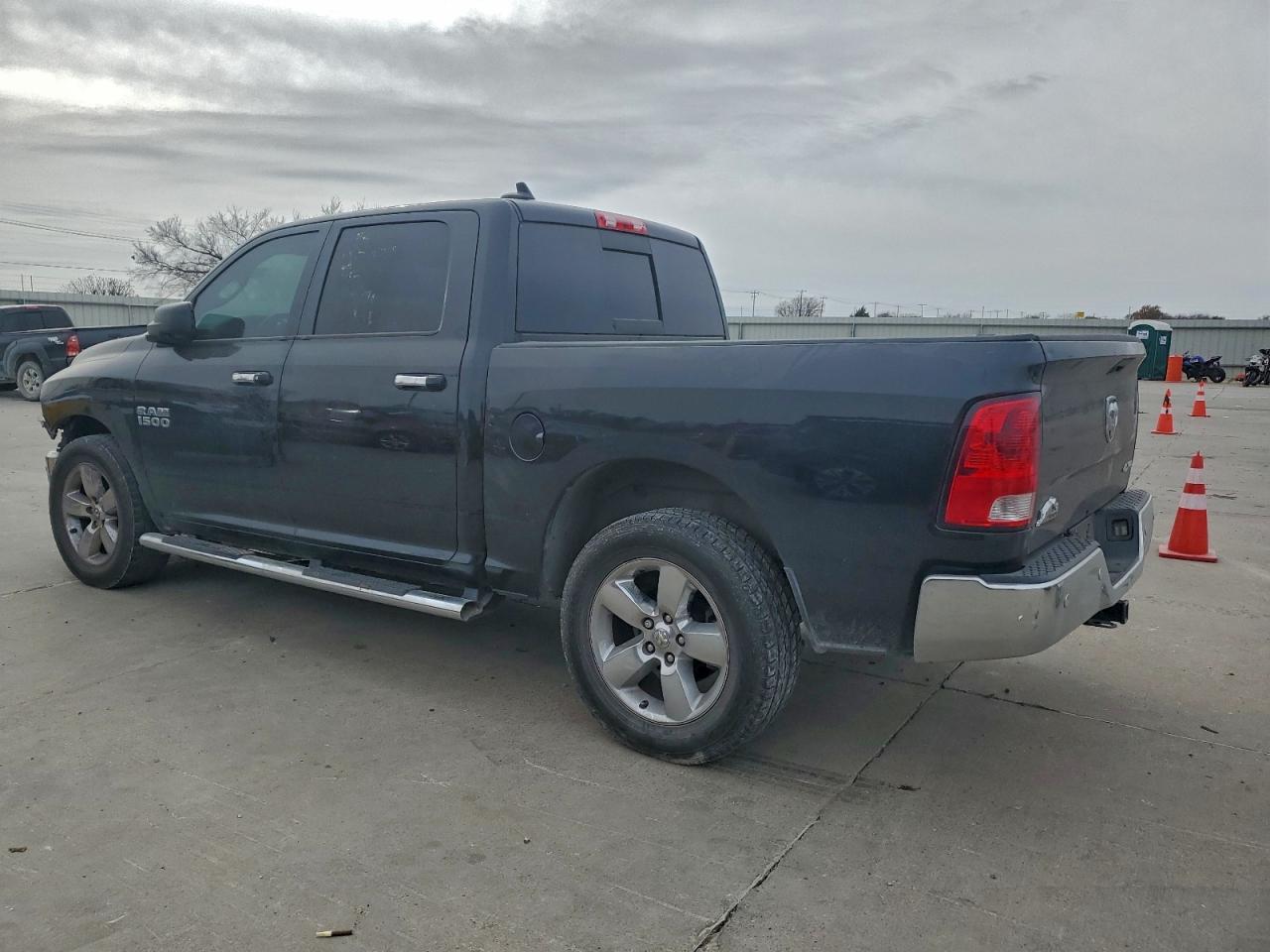 2016 RAM 1500 SLT photo 3