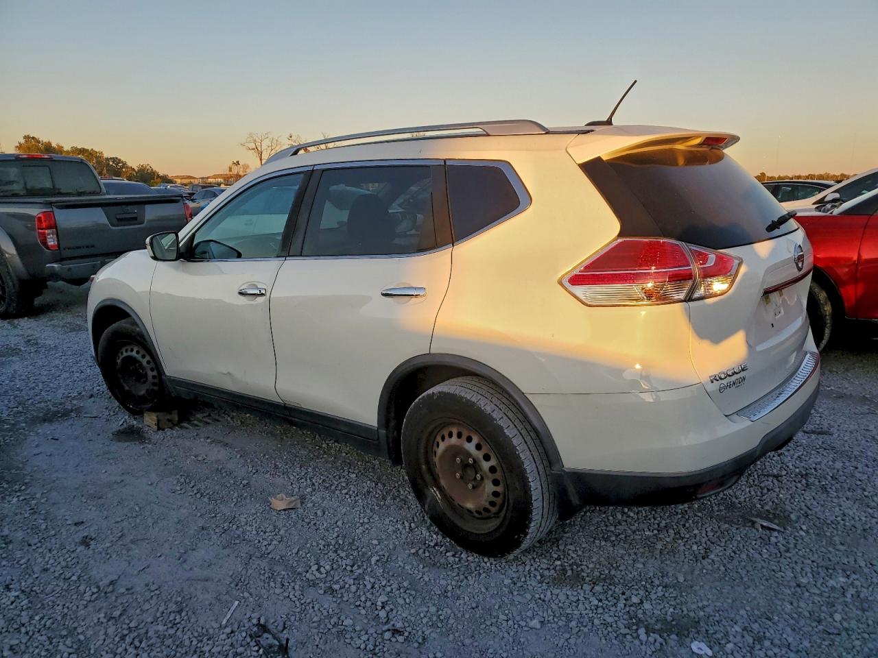 2016 NISSAN ROGUE S photo 2