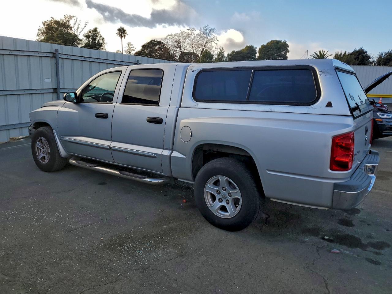 2005 DODGE DAKOTA QUAD SLT photo 2