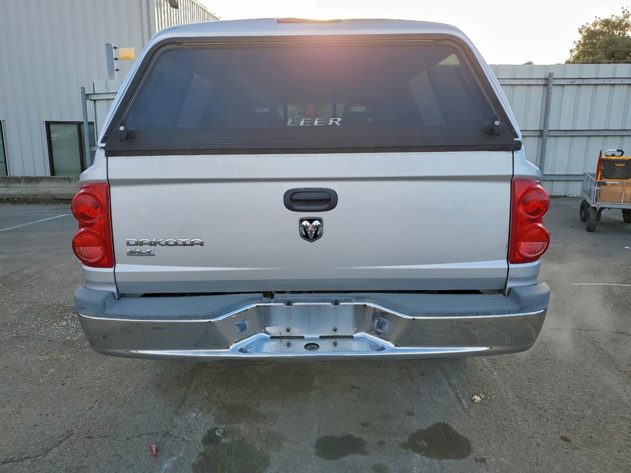 2005 DODGE DAKOTA QUAD SLT photo 6