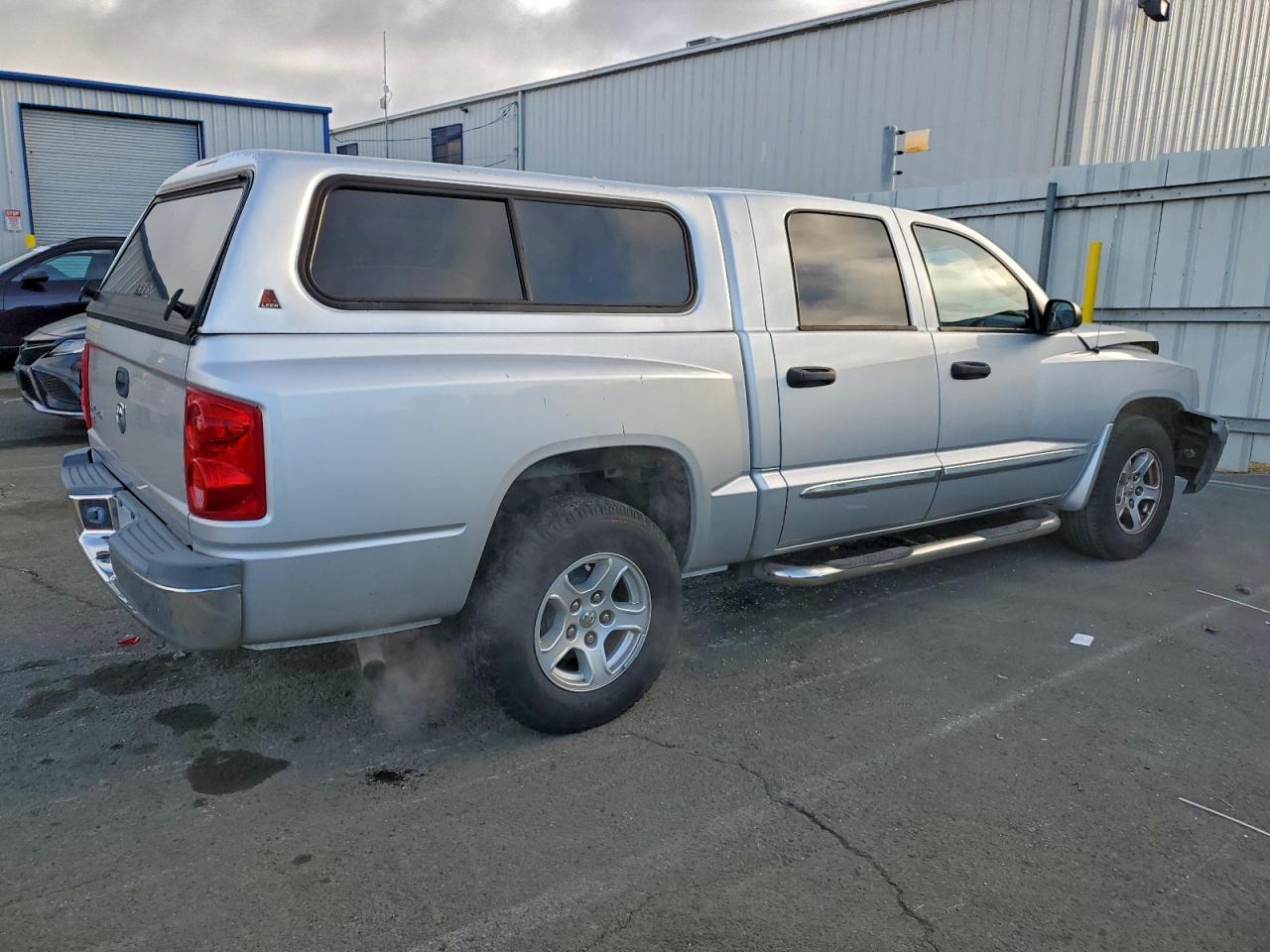 2005 DODGE DAKOTA QUAD SLT photo 3
