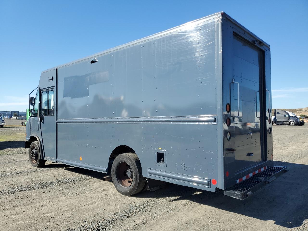 2020 FORD F59 - DELIVERY VAN photo 3