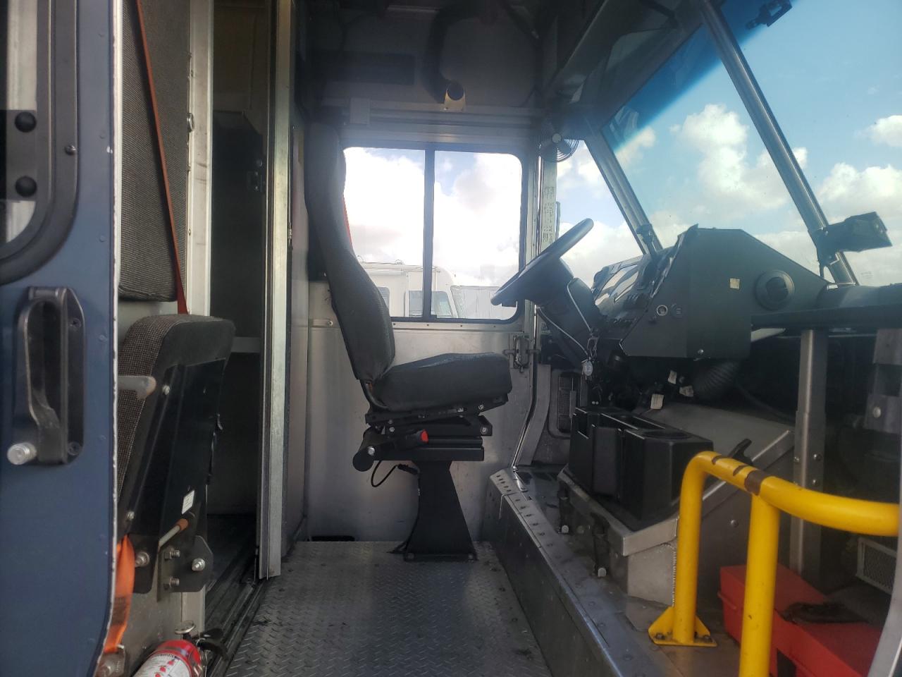 2020 FORD F59 - DELIVERY VAN photo 13