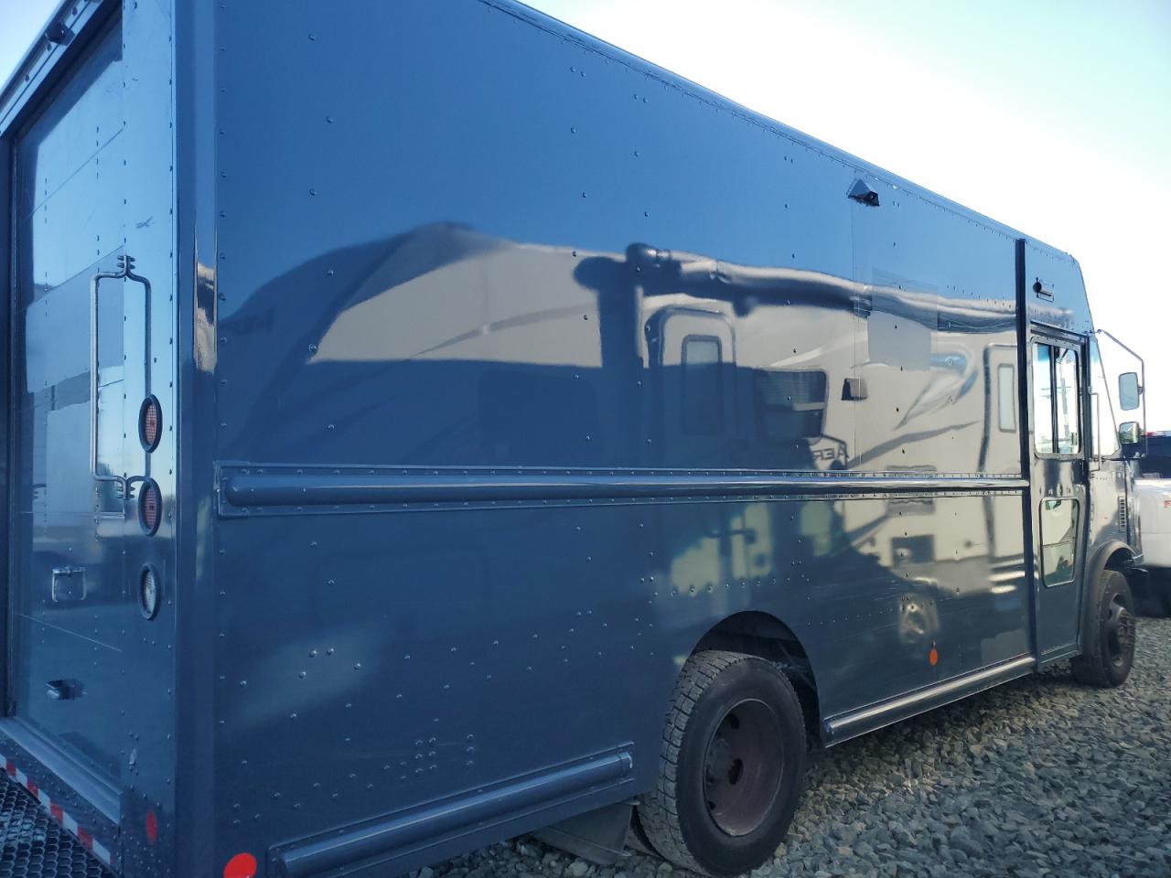 2021 FORD F59 - DELIVERY VAN photo 3