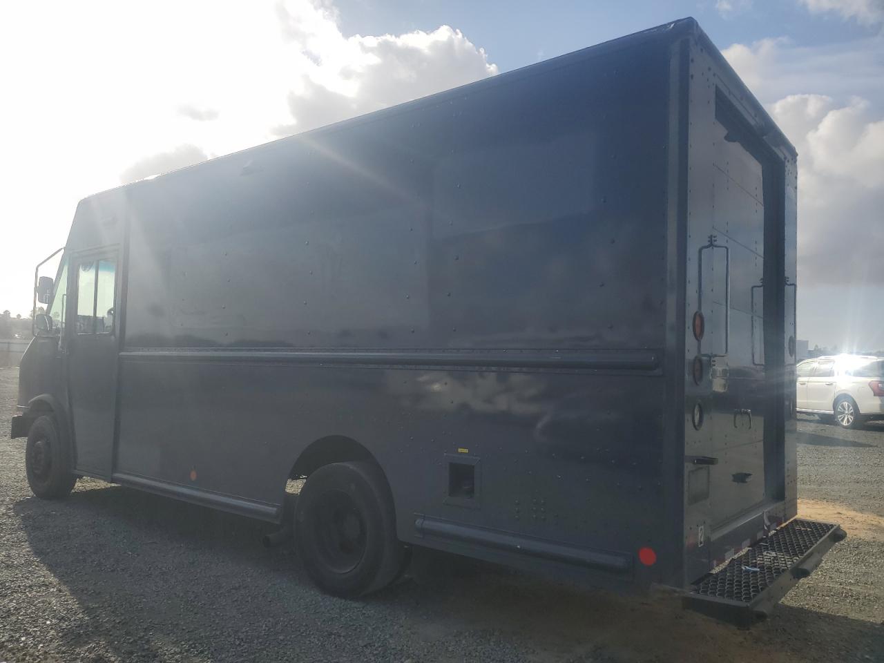 2020 FORD F59 - DELIVERY VAN photo 2