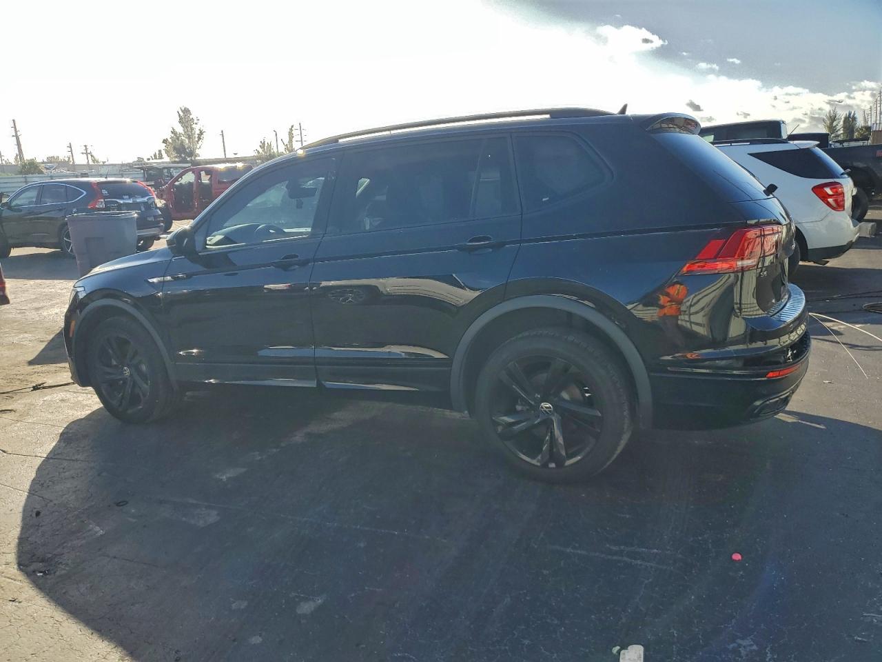 2024 VOLKSWAGEN TIGUAN SE R-LINE BLACK photo 2