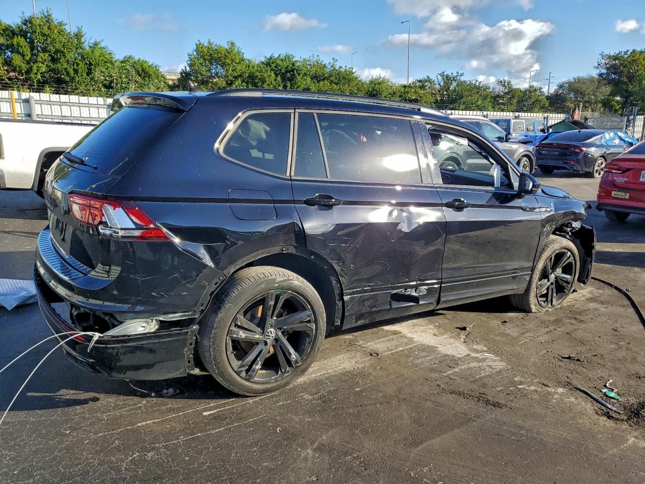 2024 VOLKSWAGEN TIGUAN SE R-LINE BLACK photo 3