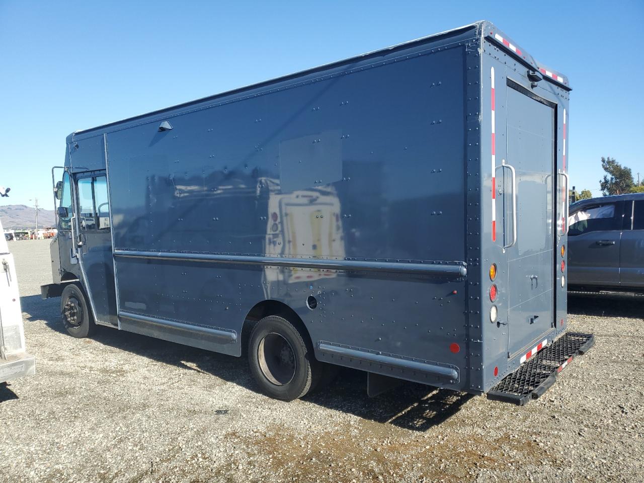 2020  CHASSIS M - DELIVERY VAN photo 2