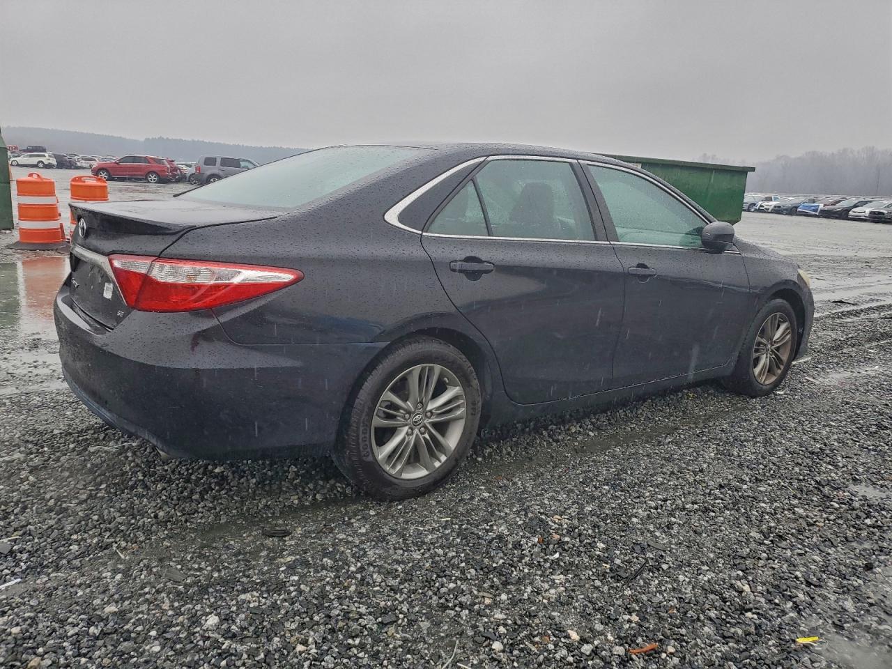 2015 TOYOTA CAMRY LE photo 3