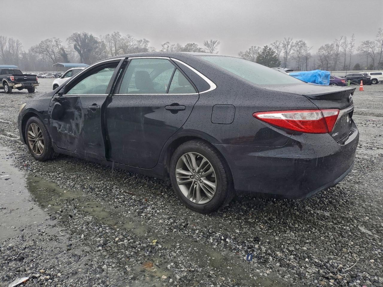 2015 TOYOTA CAMRY LE photo 2