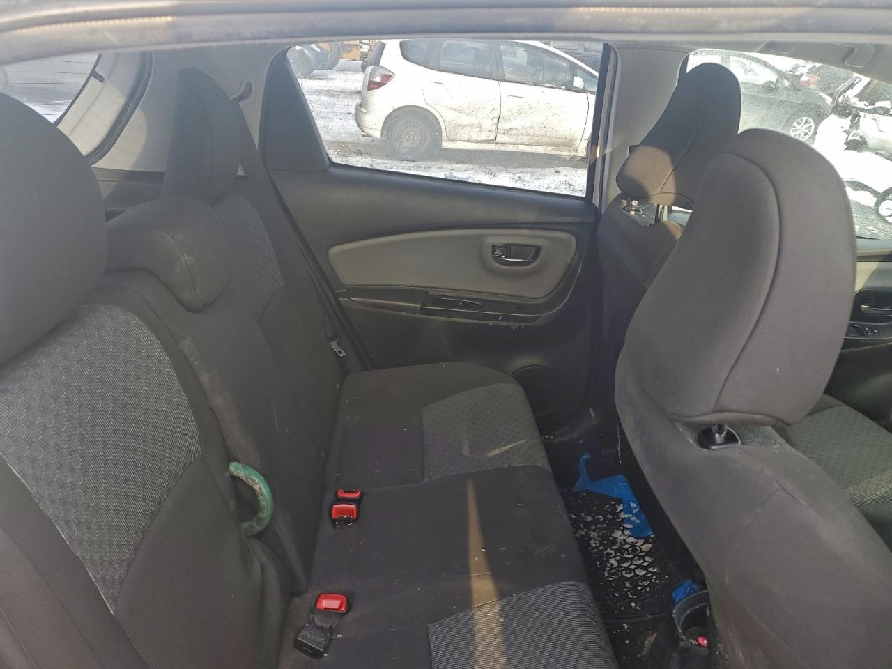 2015 TOYOTA YARIS photo 28
