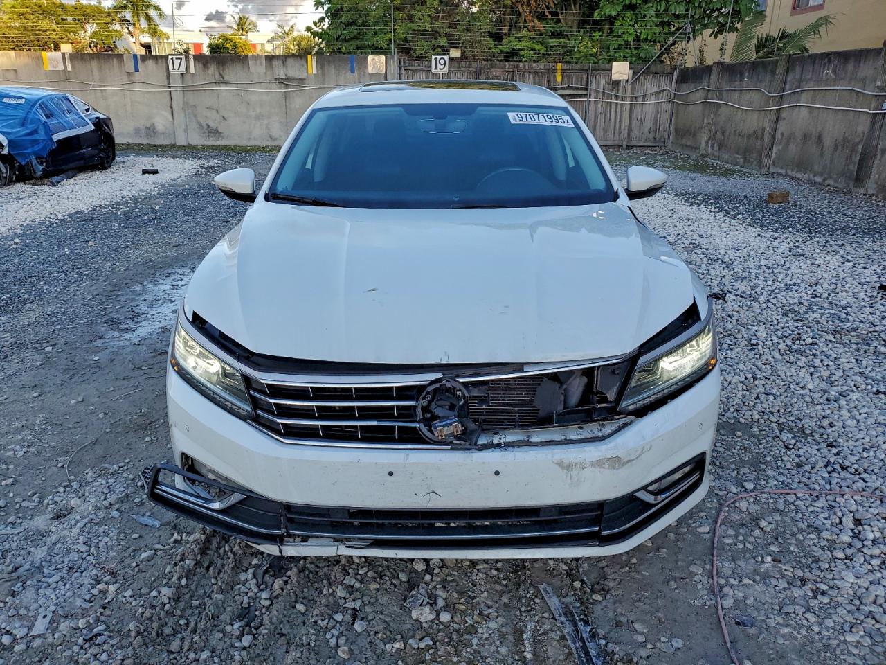 2017 VOLKSWAGEN PASSAT SE photo 5