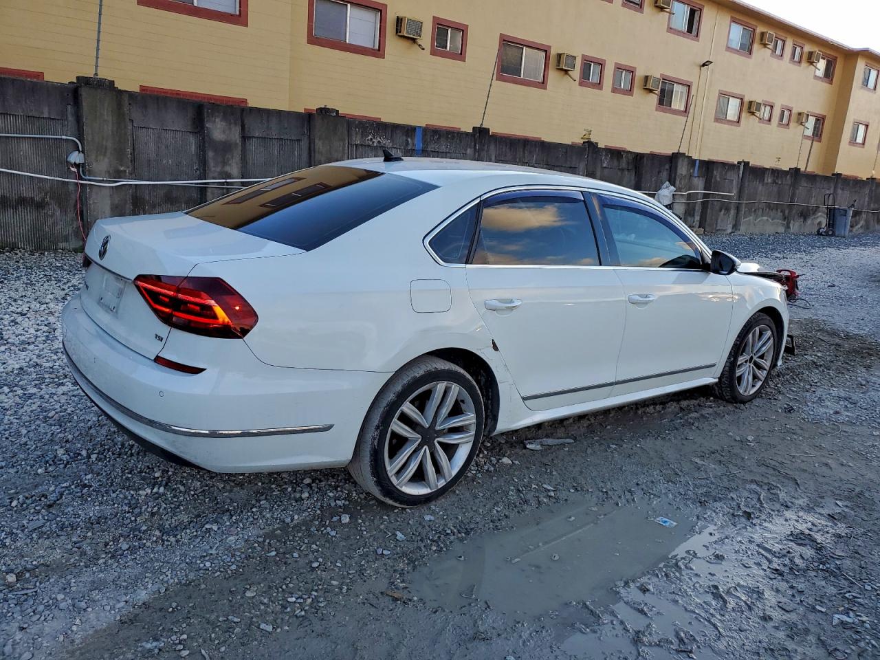 2017 VOLKSWAGEN PASSAT SE photo 3