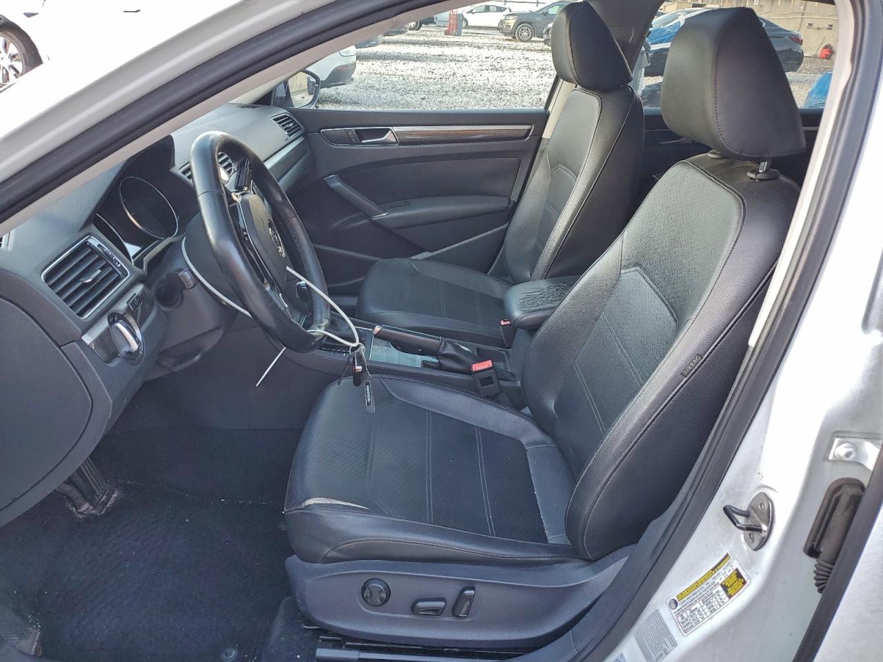 2017 VOLKSWAGEN PASSAT SE photo 7