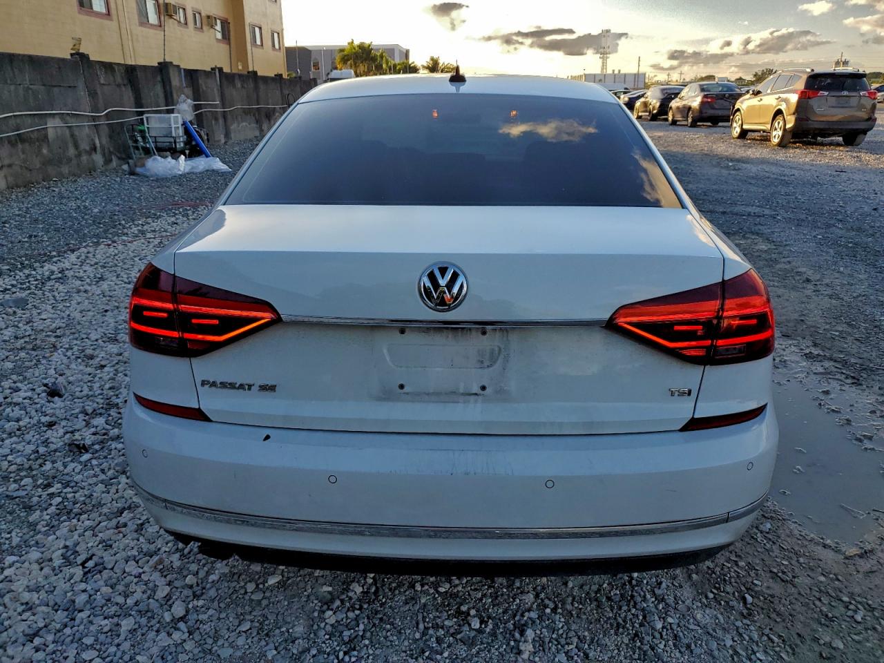 2017 VOLKSWAGEN PASSAT SE photo 6