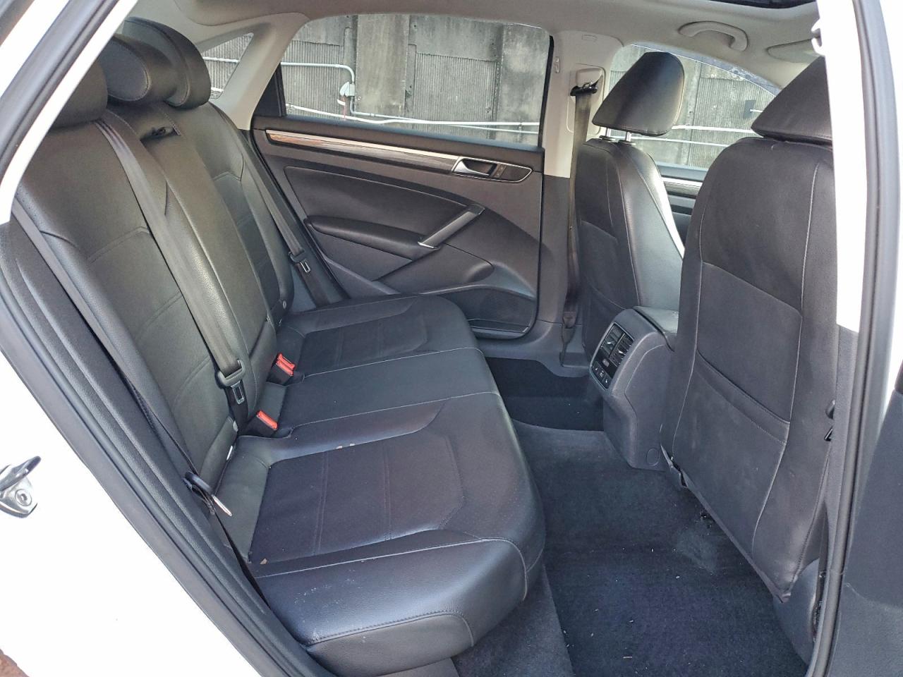 2017 VOLKSWAGEN PASSAT SE photo 10