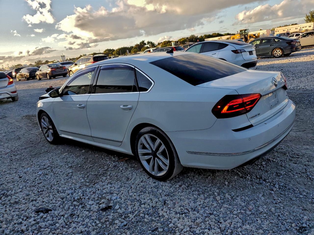 2017 VOLKSWAGEN PASSAT SE photo 2