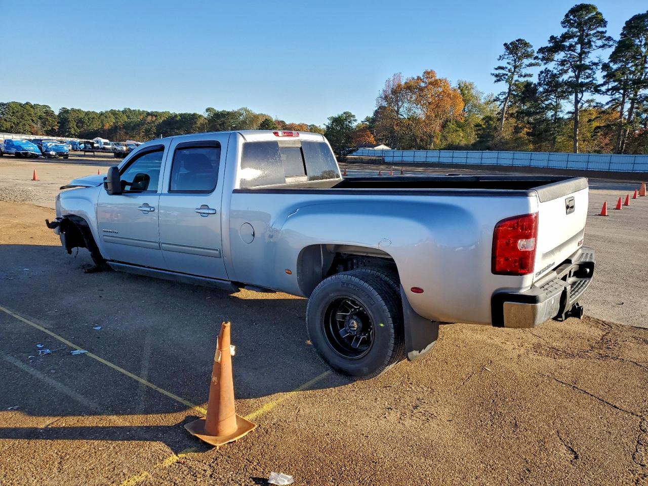 2012 GMC SIERRA K3500 SLT photo 2