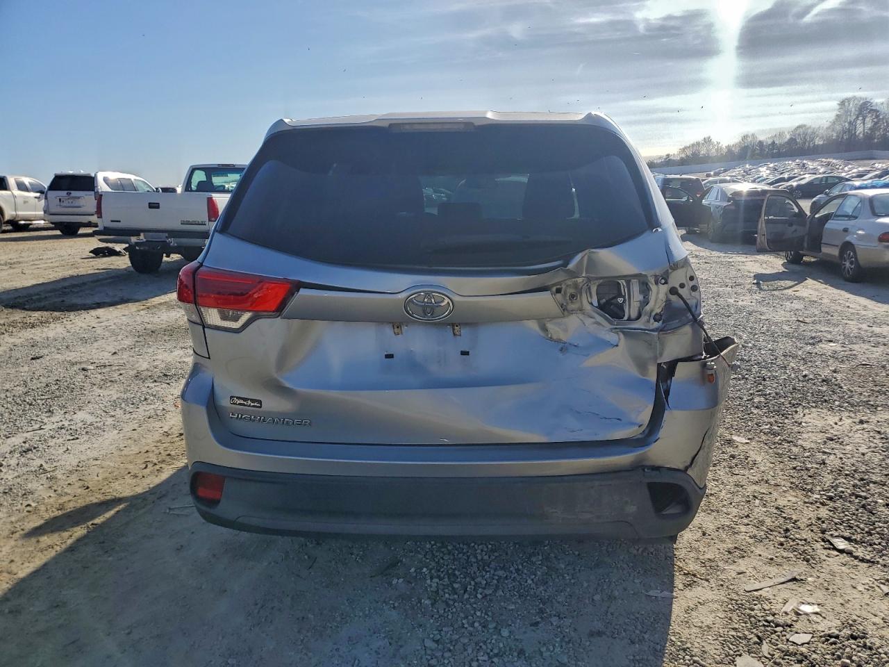 2019 TOYOTA HIGHLANDER LE photo 11