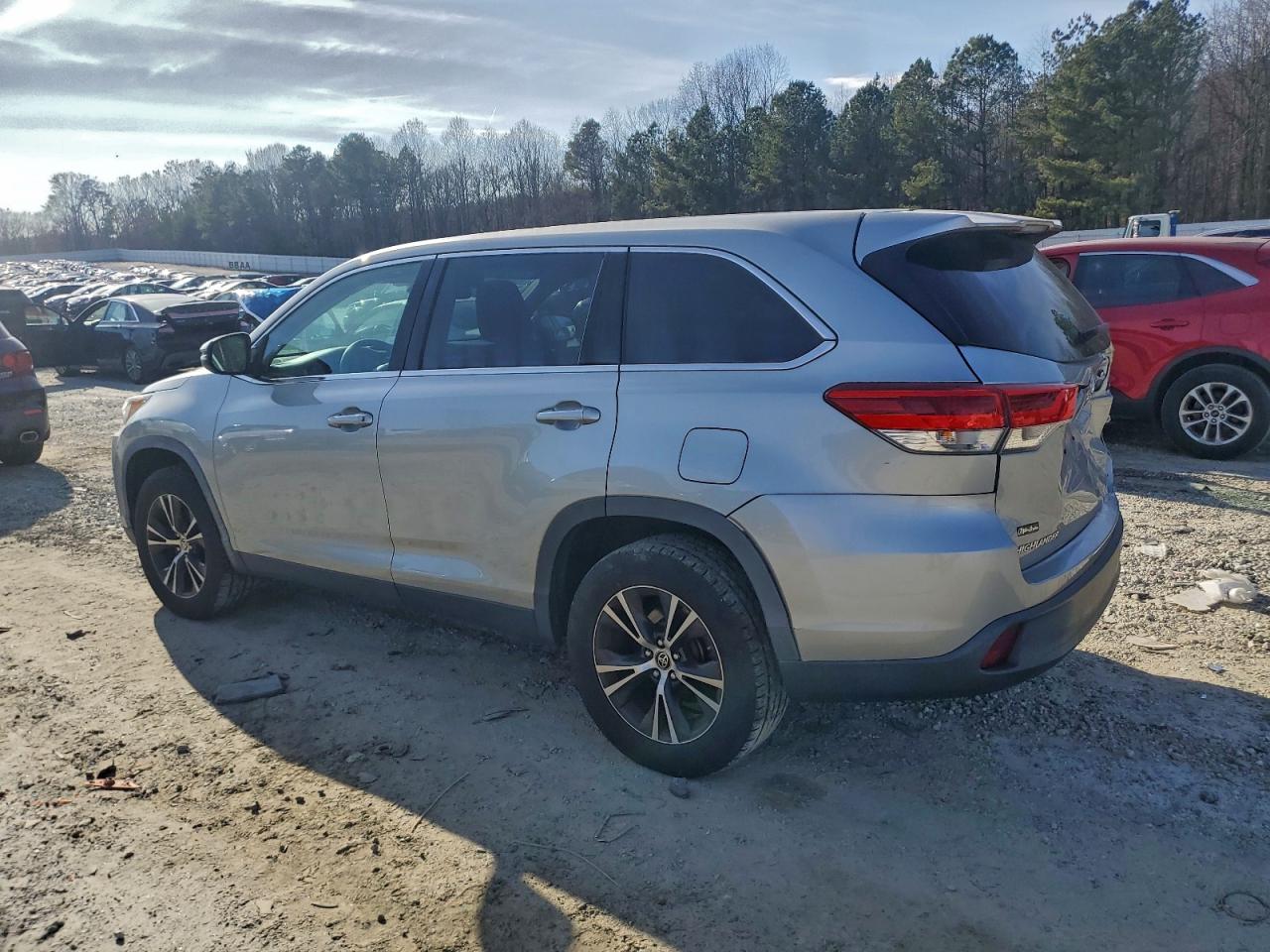 2019 TOYOTA HIGHLANDER LE photo 3