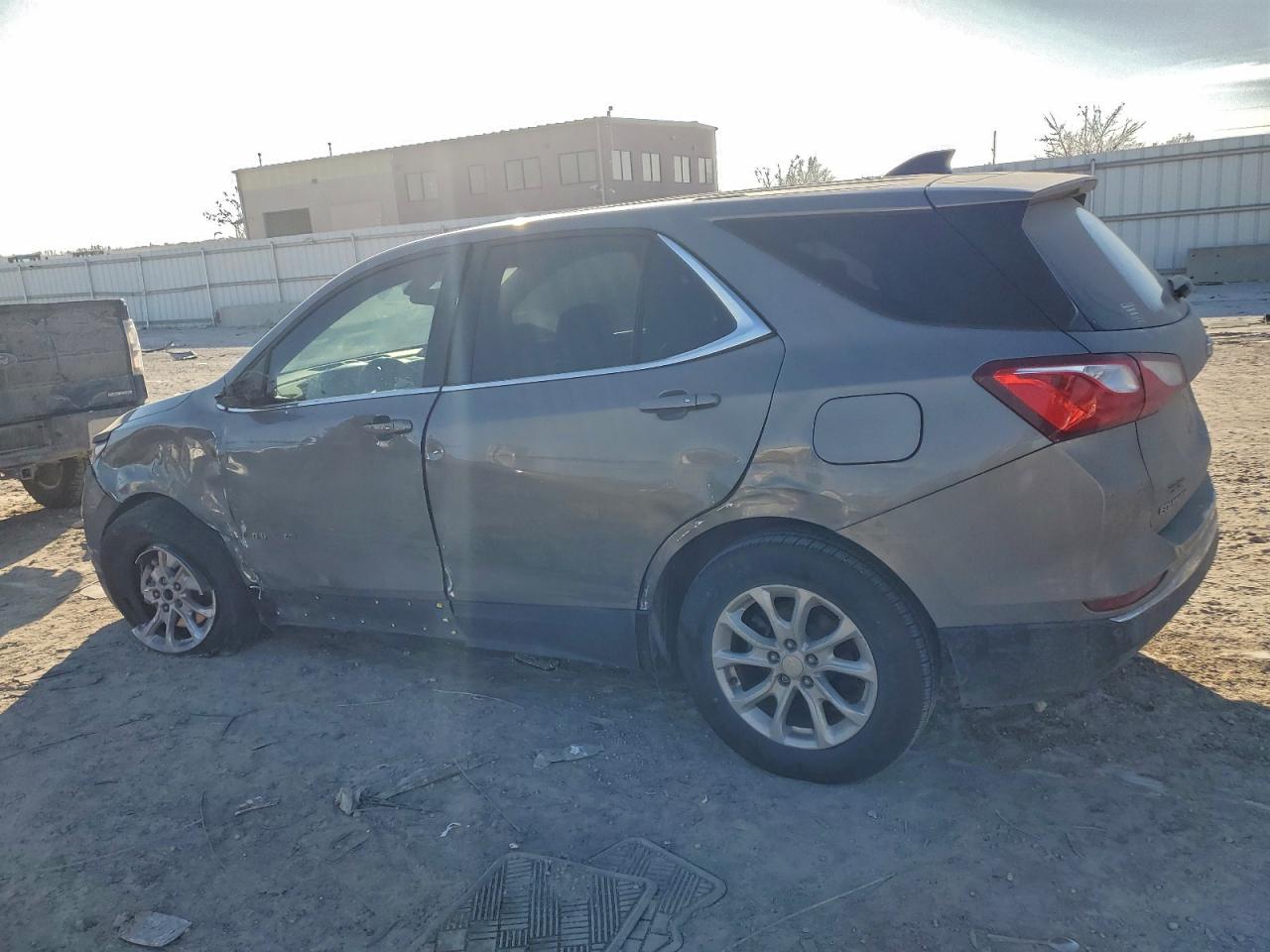 2018 CHEVROLET EQUINOX LT photo 2