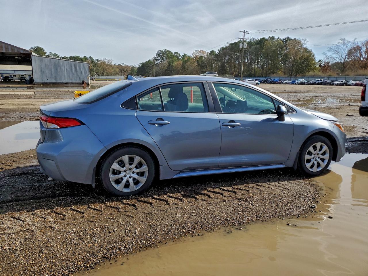 2025 TOYOTA COROLLA LE photo 3