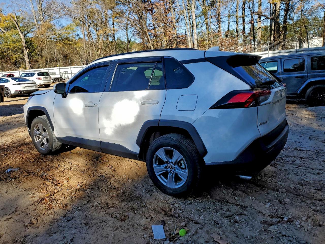 2022 TOYOTA RAV4 XLE photo 2
