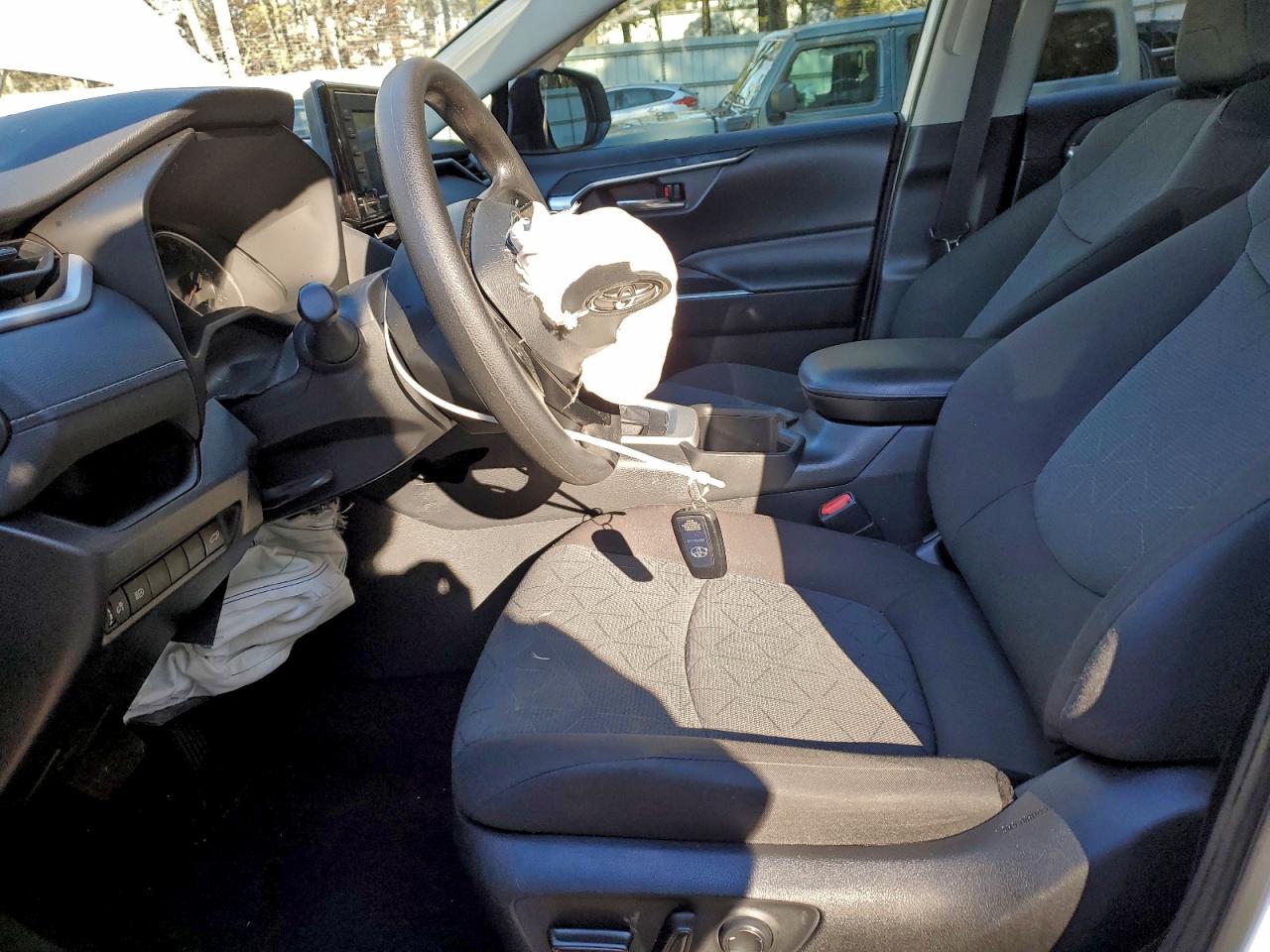 2022 TOYOTA RAV4 XLE photo 7