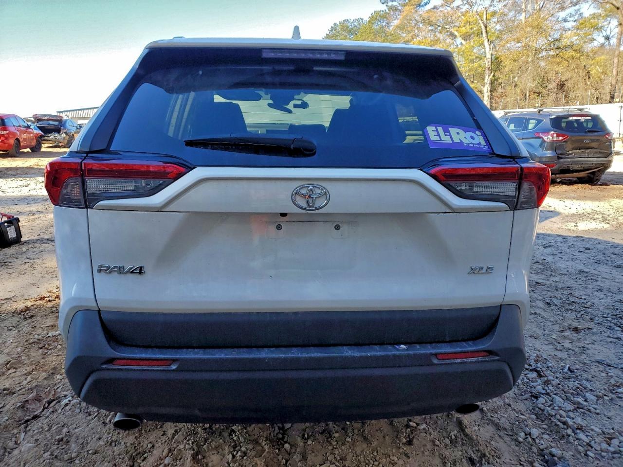 2022 TOYOTA RAV4 XLE photo 6