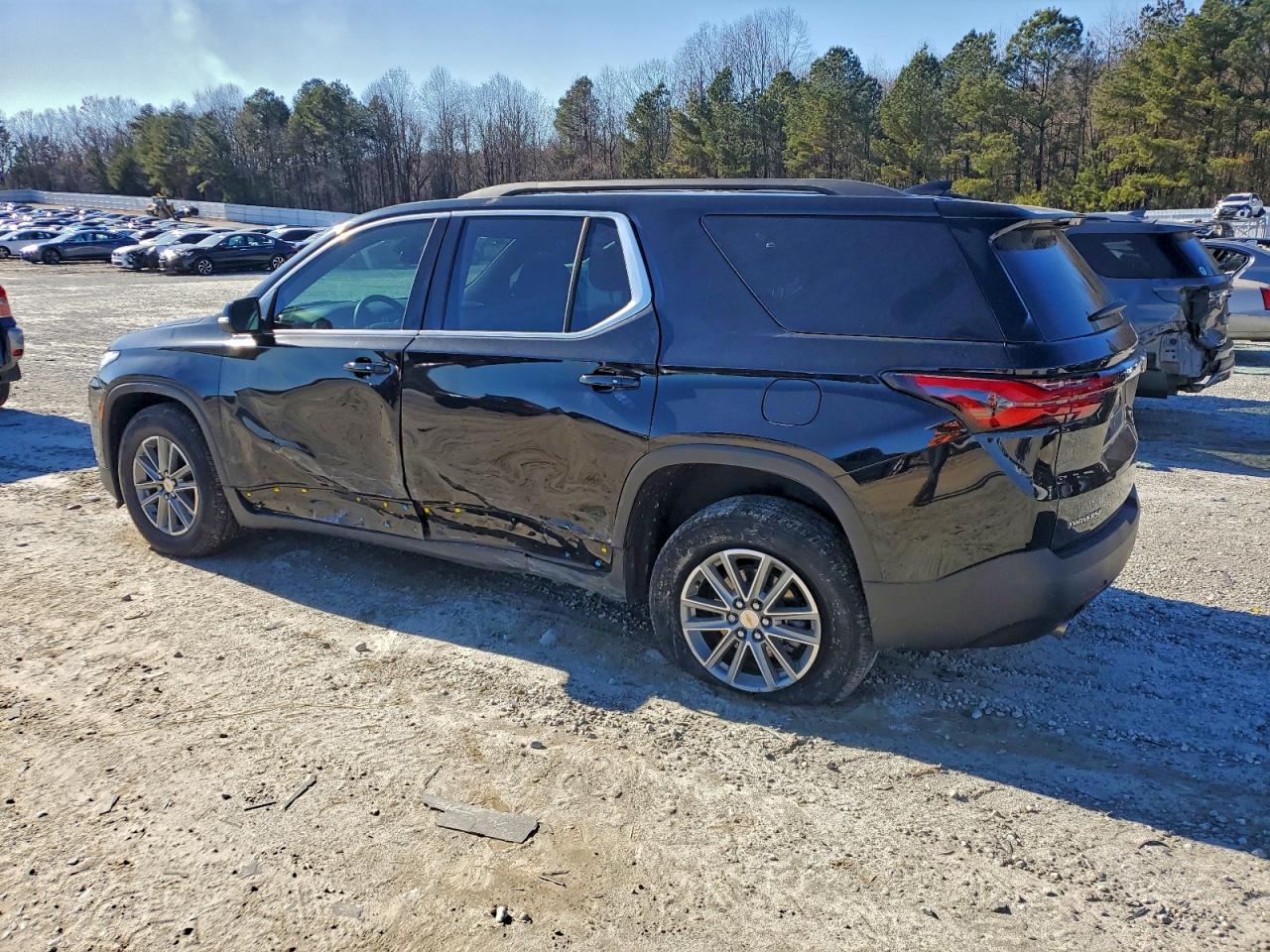 2023 CHEVROLET TRAVERSE LT photo 2