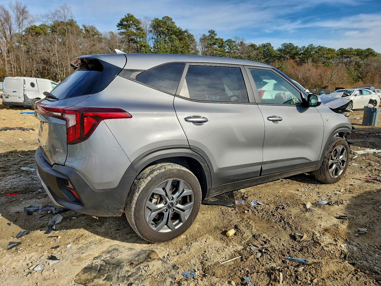 2025 KIA SELTOS LX photo 3
