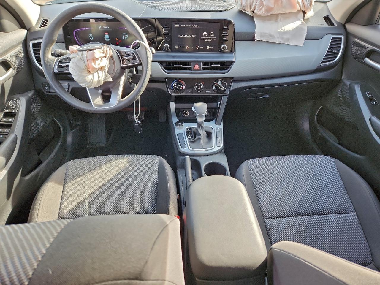 2025 KIA SELTOS LX photo 8