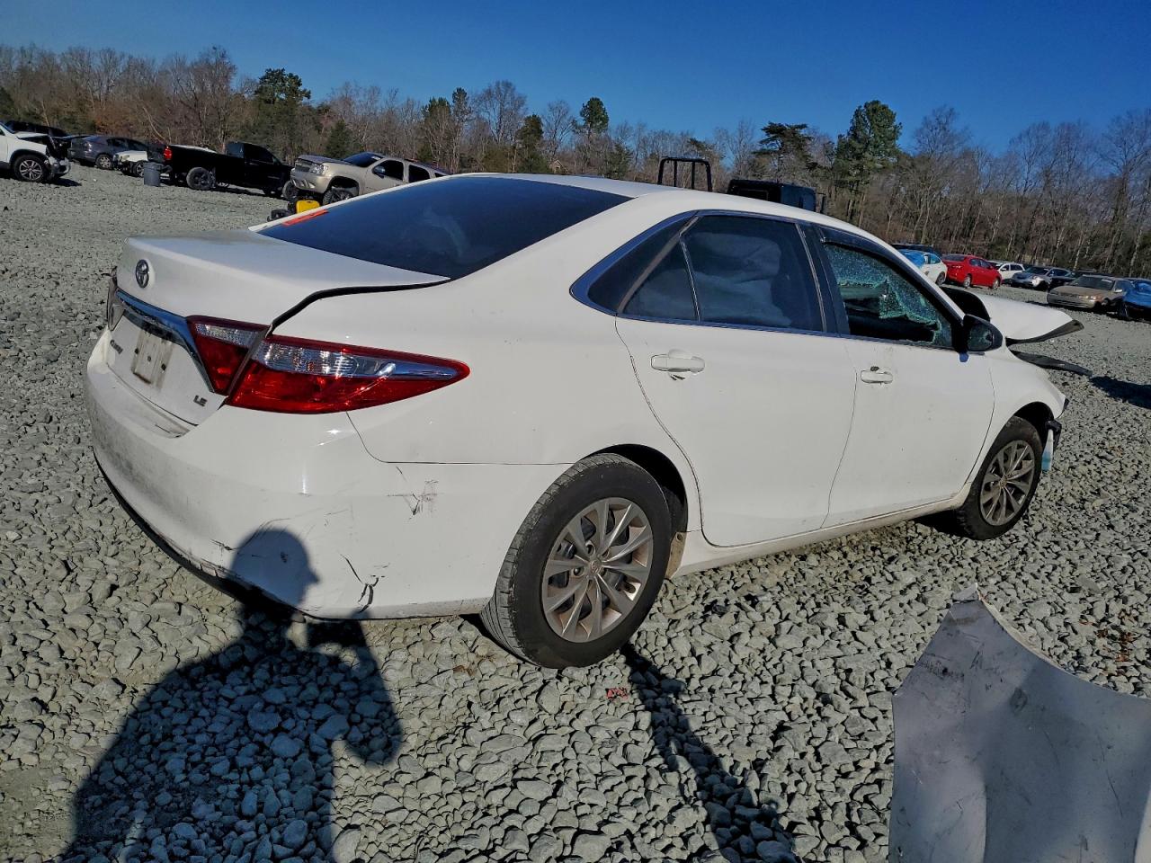 2015 TOYOTA CAMRY LE photo 3