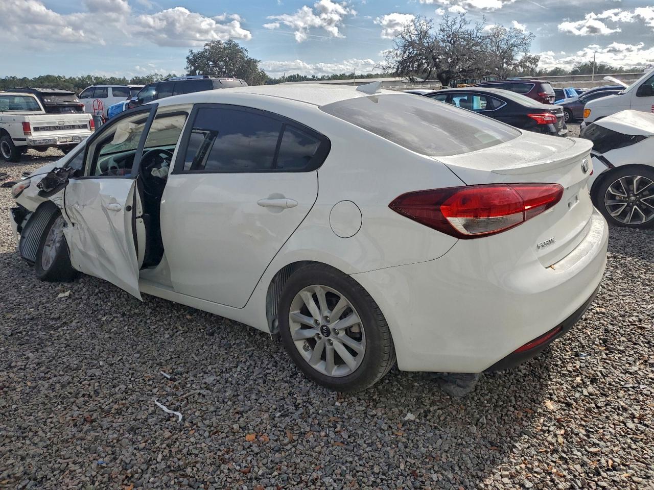 2017 KIA FORTE S photo 4