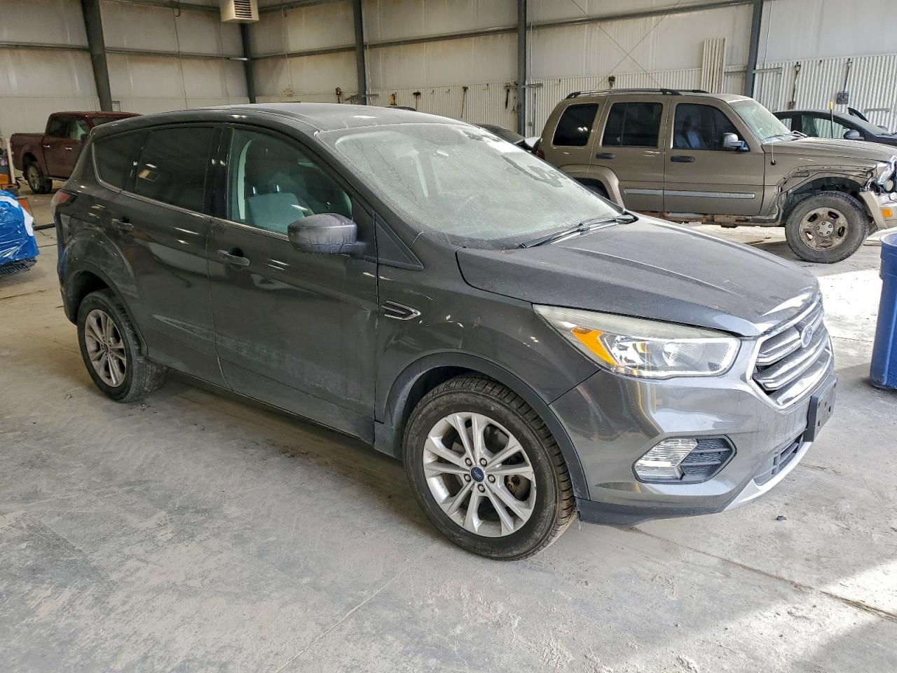 2017 FORD ESCAPE SE photo 4