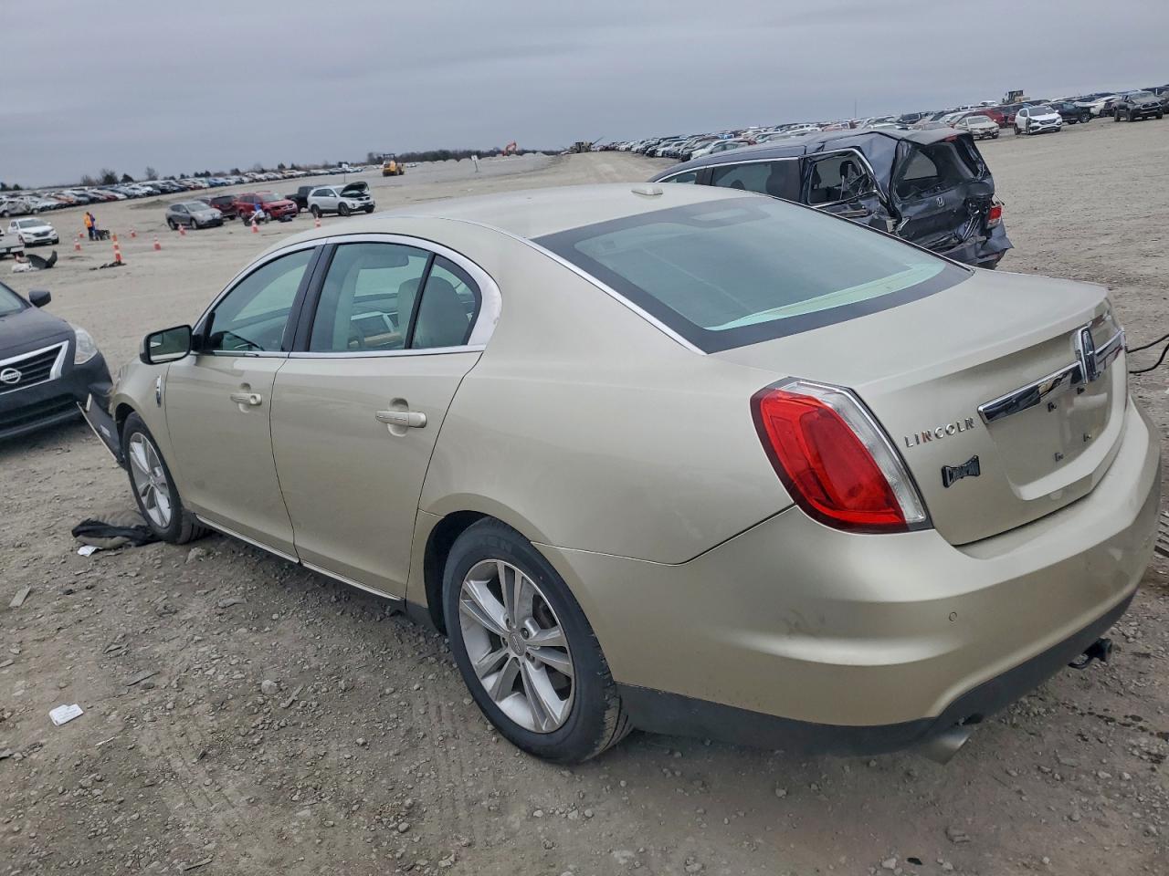 2011 LINCOLN MKS photo 3