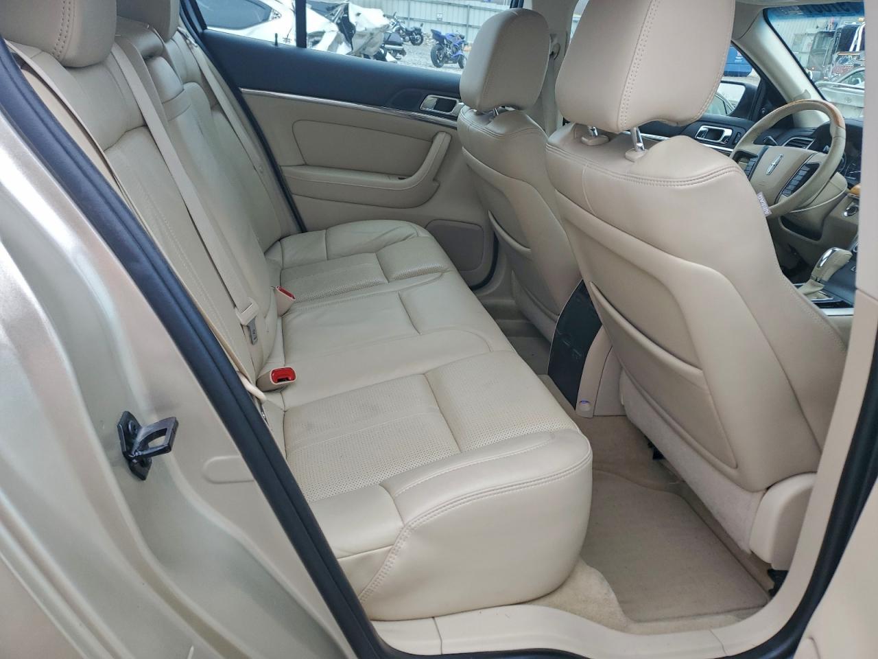 2011 LINCOLN MKS photo 19