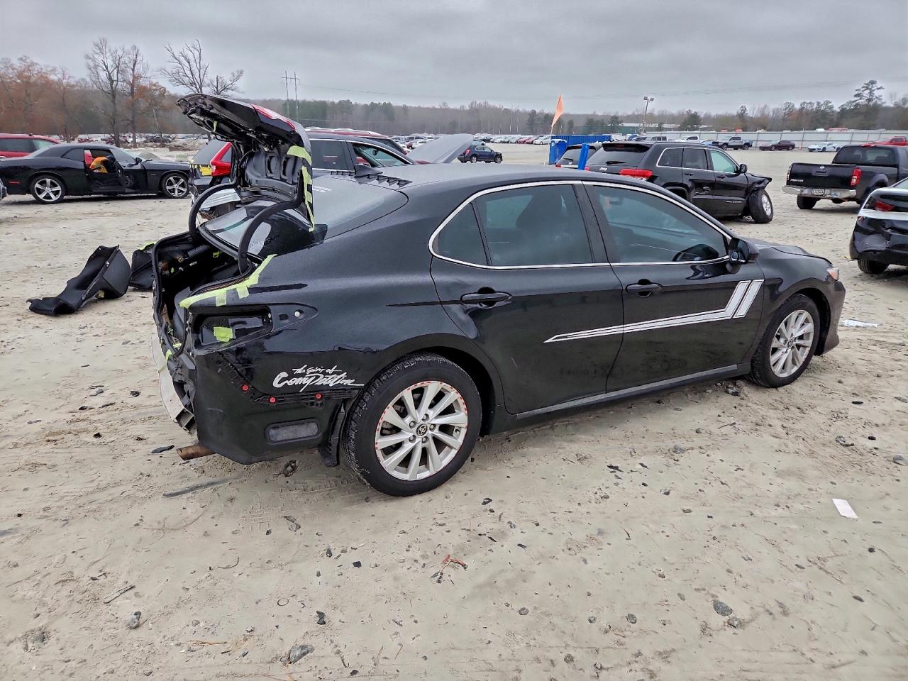 2022 TOYOTA CAMRY LE photo 3