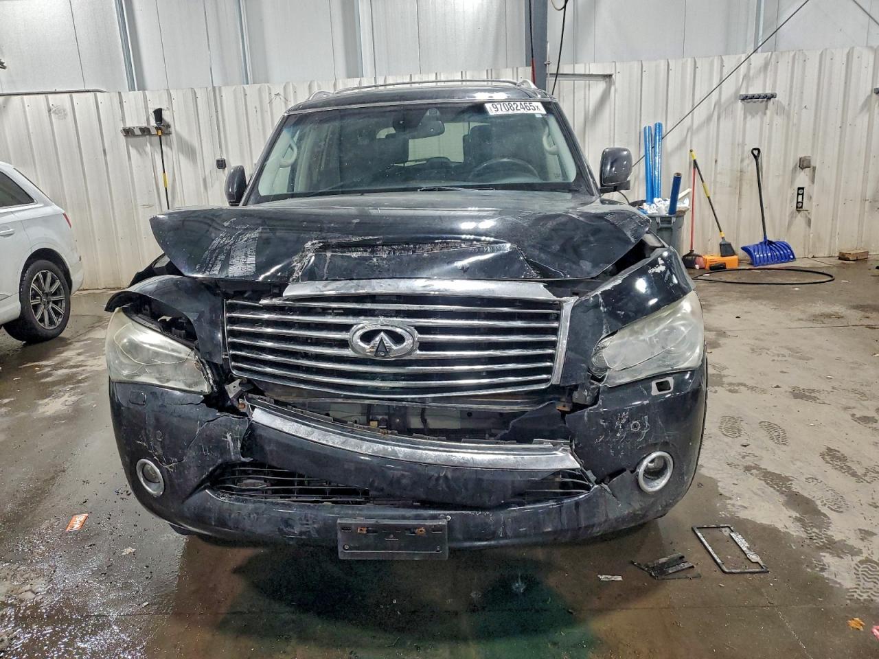 2011 INFINITI QX56 photo 9