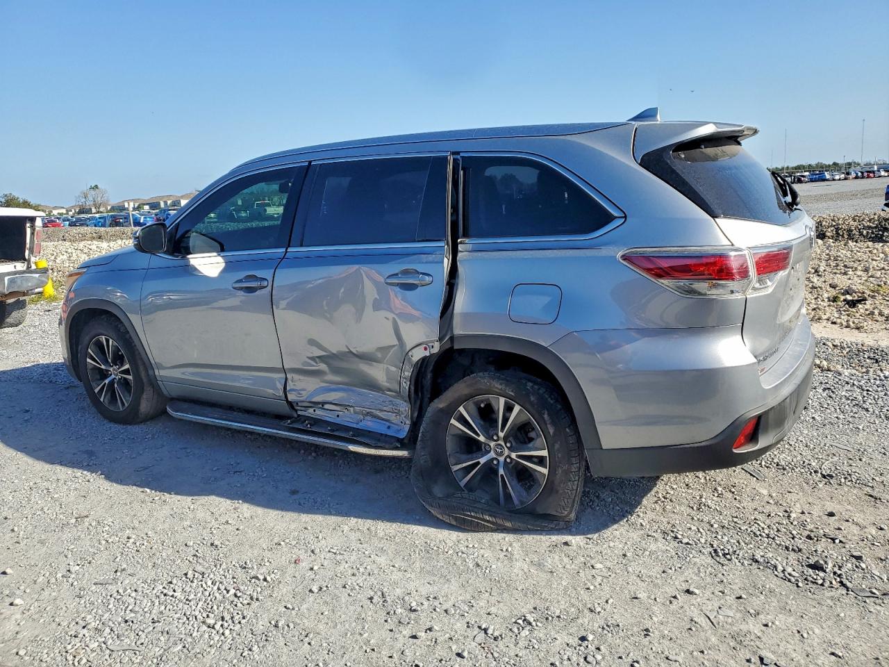 2016 TOYOTA HIGHLANDER XLE photo 2