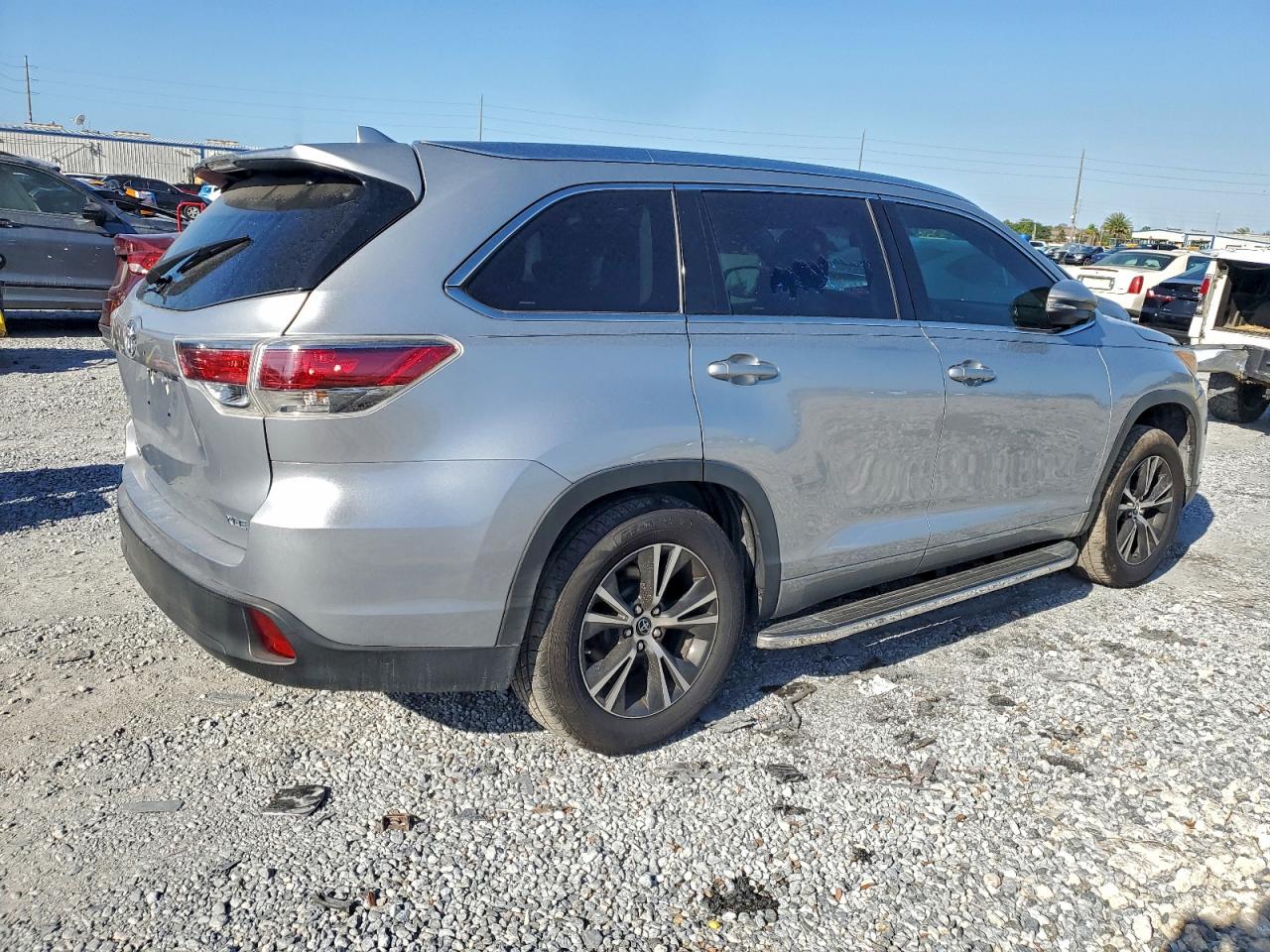 2016 TOYOTA HIGHLANDER XLE photo 3